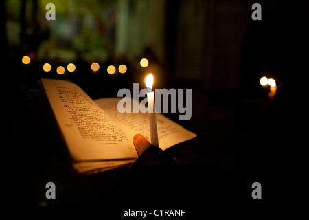 Illuminazione candele devozionali al Calvario, la Chiesa del Santo Sepolcro di Gerusalemme. Foto Stock