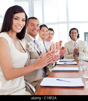 Il team Aziende ad applaudire dopo una conferenza Foto Stock