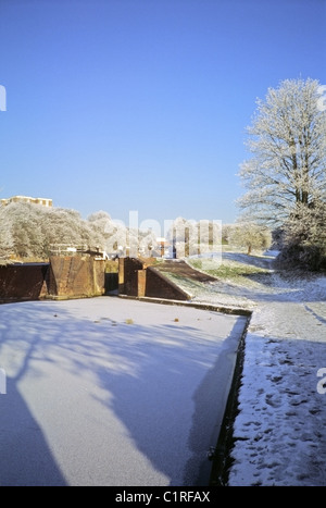 Congelati Canal a "Delph si blocca su Dudley n. 1 Canal, Brierley Hill, West Midlands, England, Regno Unito Foto Stock