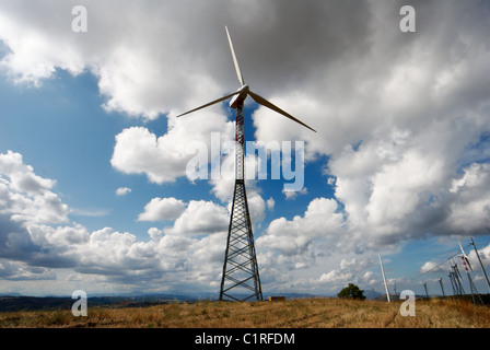 Trellis grandi turbine eoliche visto in secca autunnale di campo sotto moody sky Foto Stock