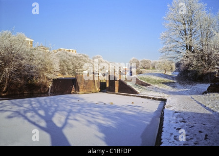 Congelati Canal a "Delph si blocca su Dudley n. 1 Canal, Brierley Hill, West Midlands, England, Regno Unito Foto Stock