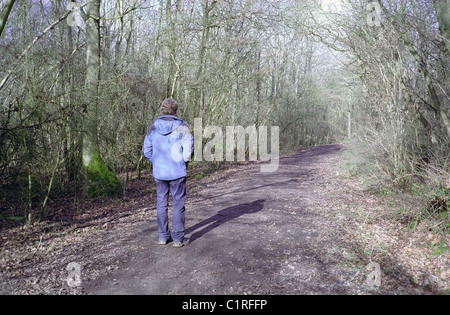 Maschio caucasico passeggiando lungo i monarchi modo (diritto del pubblico di modo), nei pressi di Fairfield, Worcestershire, Regno Unito modello rilasciato Foto Stock