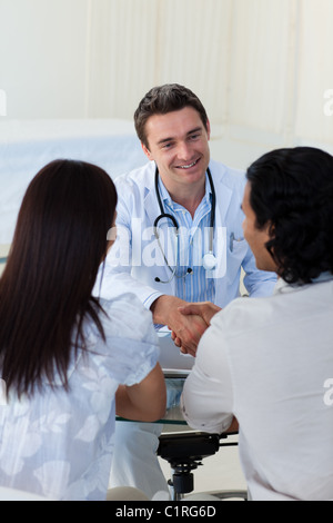 Sorridente medico spiegando la diagnosi per un paio Foto Stock