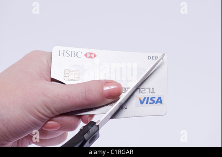 Una donna interrompe la sua carta di debito fino Foto Stock