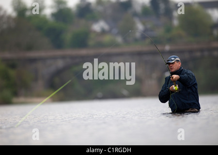 La pesca del salmone sul fiume Tweed, vicino a Kelso, in Scottish Borders. Foto Stock