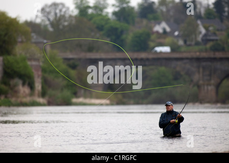 La pesca del salmone sul fiume Tweed, vicino a Kelso, in Scottish Borders. Foto Stock