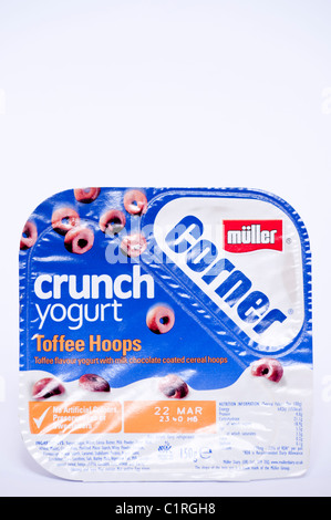 Una pentola di Toffee Hoops Muller angolo yogurt crunch su sfondo bianco Foto Stock