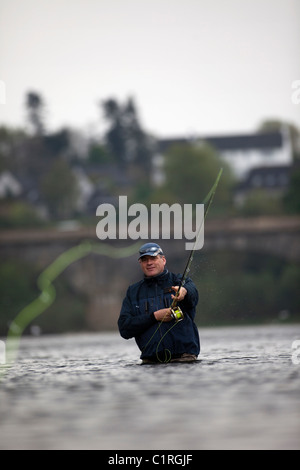 La pesca del salmone sul fiume Tweed, vicino a Kelso, in Scottish Borders. Foto Stock
