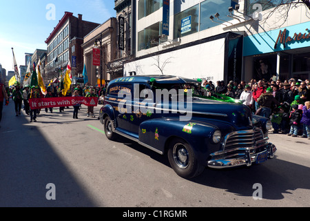 1942 Chevrolet nel il giorno di San Patrizio parade di Montreal, Quebec, Canada. Foto Stock