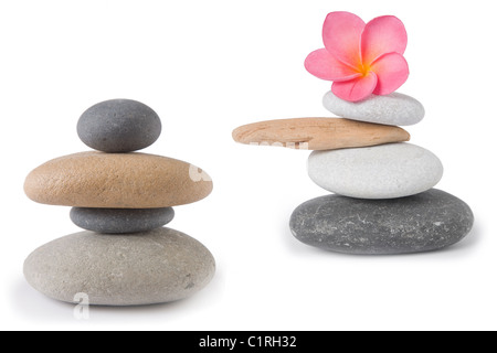 Due zen , pile di pietra, uno con una rosa di frangipani o plumeria fiore Foto Stock