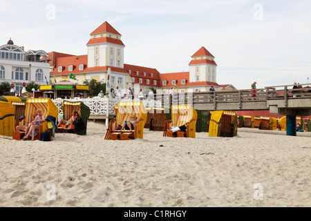 Spiaggia e spa hotel in Binz, Germania; Kurhaus und Strand in Binz, Insel Rügen Foto Stock