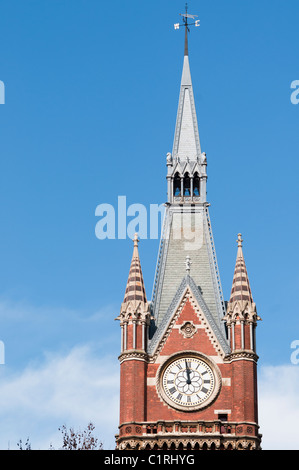 La torre dell'orologio di St Pancras stazione ferroviaria a Londra, Inghilterra Foto Stock