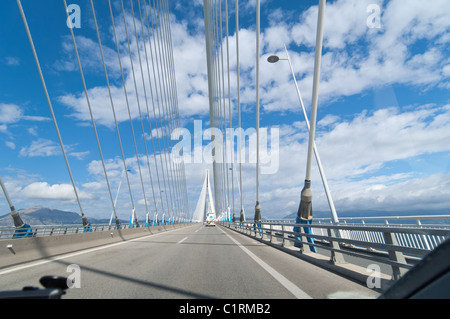 Cavi di supporto forniscono una prospettiva drammatica quando si attraversa il ponte Rio-Antirion vicino a Patrasso, Grecia. Foto Stock