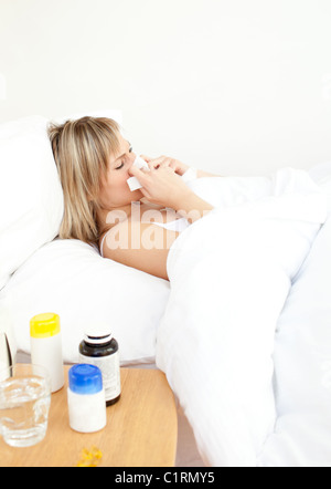 Malati donna giaceva a letto Foto Stock