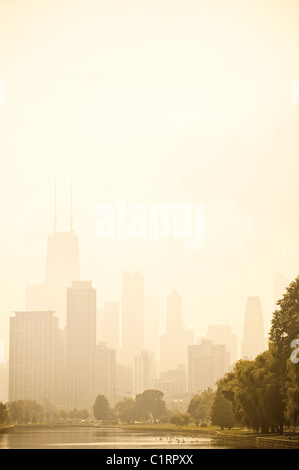 Il centro di Chicago nella nebbia da Lincoln Park Foto Stock