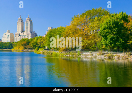 I colori autunnali sono riflessi sull'Jacqueline Kennedy Onassis Reservoir, Central Park Conservancy Foto Stock