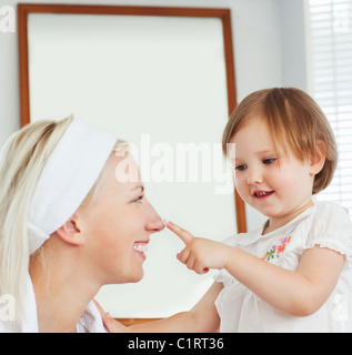 Madre bella prendendo cura del suo bambino Foto Stock