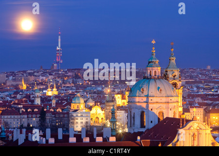 Repubblica ceca, Praga - st. nicolaus chiesa e sulle guglie della città vecchia al crepuscolo Foto Stock