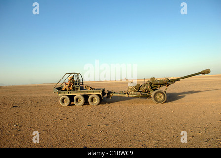 Un 105mm cannone leggero trainato da un veicolo fuoristrada. Foto Stock