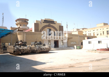 Esercito britannico MCV-80 guerriero di combattimento della fanteria veicoli parcheggiati fuori sede in Iraq. Foto Stock