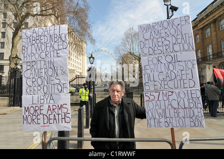 Anti libico Gheddafi protesta al di fuori di Downing Street sventolando bandiere cantando "Ringrazio UK " Foto Stock