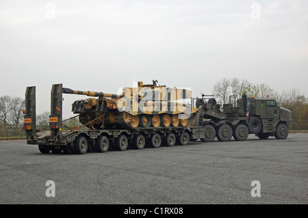 Un serbatoio trasportatore trasporta un Challenger 2 battaglia principale serbatoio al Galles per un esercizio. Foto Stock