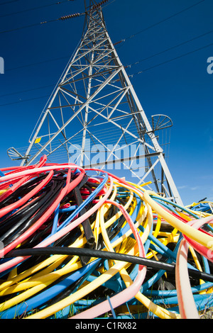 Furto di cavi in rame che è stato strappato da ladri e la plastica abbandonati sulla massa di rifiuti in Barrow in Furness. Foto Stock