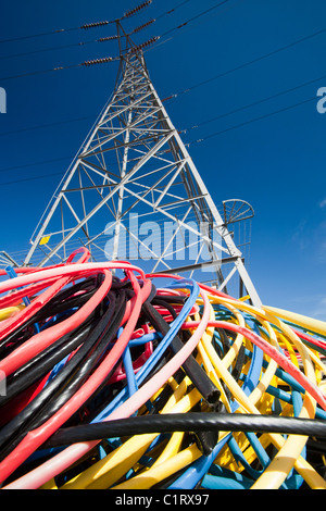 Furto di cavi in rame che è stato strappato da ladri e la plastica abbandonati sulla massa di rifiuti in Barrow in Furness. Foto Stock