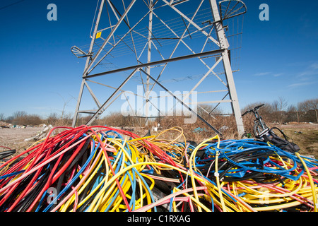 Furto di cavi in rame che è stato strappato da ladri e la plastica abbandonati sulla massa di rifiuti in Barrow in Furness. Foto Stock