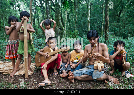 Mbya Guarani di residenti di aldea Katupyry vicino a San Ignacio, Misiones, Argentina, con i tradizionali fatti a mano gli strumenti. Foto Stock