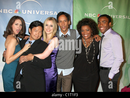 Alison Brie, Ken Jeong, Gillian Jacobs, Danny Pudi, Yvete Nicole Brown e Donald Glover di " comunità " il TCA NBC Party a Foto Stock