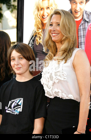 Lisa Kudrow e suo figlio Julian Murray Los Angeles Premiere di 'Bandslam" tenutasi presso il Mann Village Theatre di Westwood, California Foto Stock