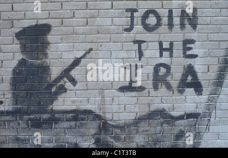 Belfast i problemi anni '80. Unisciti ai graffiti dell'IRA, raffiguranti un soldato dell'esercito repubblicano irlandese 1981 UK HOMER SYKES Foto Stock