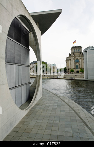 Germania, Berlino, Marie-Elisabeth-LŸders-Haus (biblioteca parlamentare) lungo il fiume Spree Foto Stock