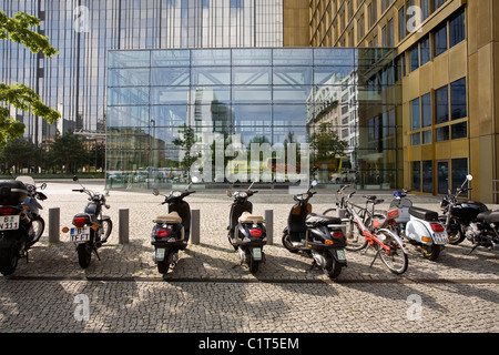 Germania Berlino, ciclomotori parcheggiato di fronte di Axel Springer publishing house Foto Stock