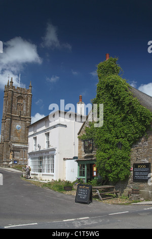 Il Royal Oak Inn e il vecchio mercato casa in Long Street, Cerne Abbas, Dorset, England, Regno Unito Foto Stock