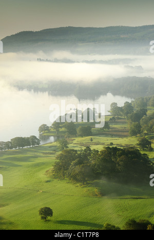 Vista da Loughrigg cadde sulle Misty Lago di Windermere e tradizionale campagna inglese nel Lake District inglese Foto Stock