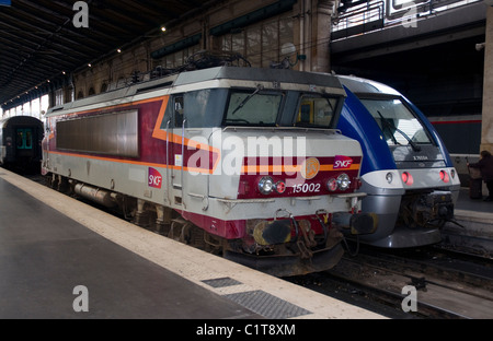 Ferrovie Francesi classe bb 15000 locomotore elettrico,15002,longwy,sncf,25kv, ac,alsthom/mte,1971,gare du nord, Parigi Foto Stock