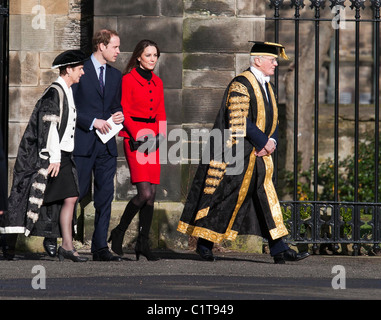 Il principe William e Kate Middleton tornare alle loro vecchie università di Sant'Andrea in Scozia in visita nel febbraio 2011 Foto Stock