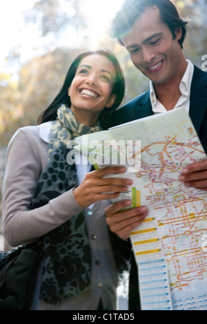 Giovane sightseeing insieme, mappa di consulenza Foto Stock