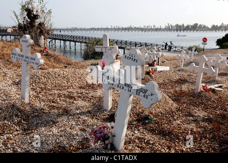 Cimitero sulla isola di Fadiouth, composto di conchiglie di mare, Senegal Africa Foto Stock