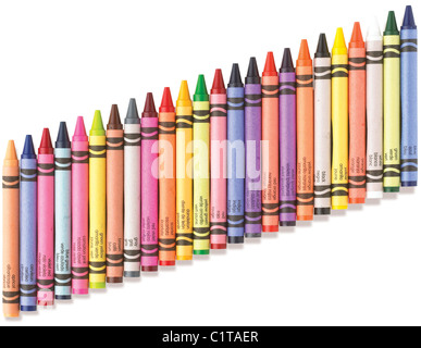 Un angolo fila di matite colorate su sfondo bianco con tracciato di ritaglio Foto Stock