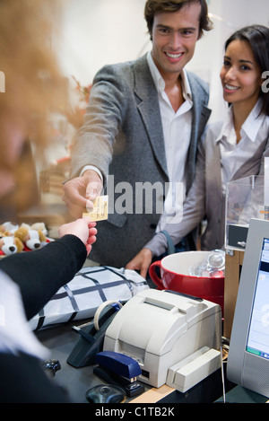 Paio di pagare per l'acquisto con carta di credito Foto Stock