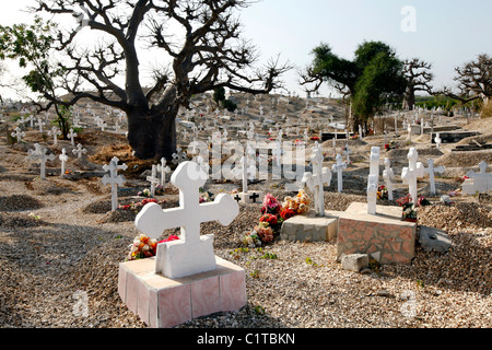 Cimitero sulla isola di Fadiouth, composto di conchiglie di mare, Senegal Africa Foto Stock