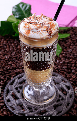 Liquore caffè con panna montata e salsa al cioccolato Foto Stock