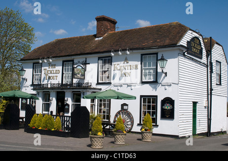 Gocciolato trote pub sul fiume stour al villaggio di Wye in Kent England Regno Unito Foto Stock