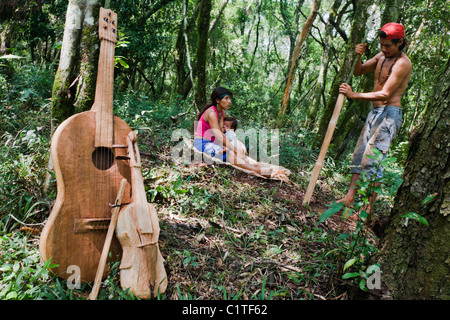 Mbya Guarani di residenti di aldea Katupyry vicino a San Ignacio, Misiones, Argentina, con strumenti fatti a mano nella comunità. Foto Stock