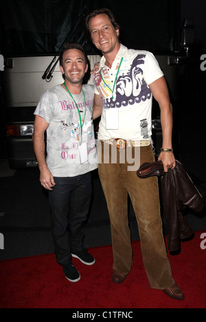 David Faustino e Corin Nemec nuotata adulta presenta: "Robot Chicken's Skate Party Bus Tour" tenutasi presso Skateland Los Angeles, Foto Stock