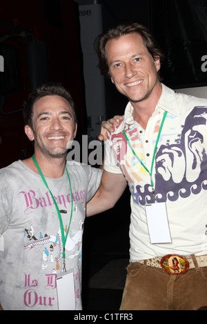 David Faustino e Corin Nemec nuotata adulta presenta: "Robot Chicken's Skate Party Bus Tour" tenutasi presso Skateland Los Angeles, Foto Stock