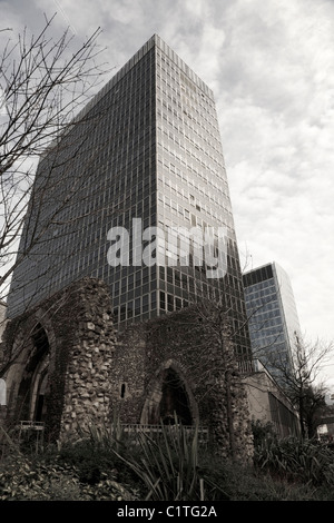 Resti del vecchio muro di Londra e i blocchi degli uffici di Londra. Foto Stock